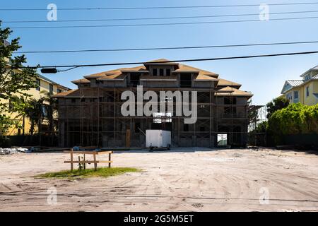 Bonita Springs, golfo della Florida della costa del messico con costruzione su grande grande villa di lusso casa di architettura fronte mare sul viale hickory in Foto Stock