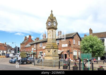 Torre dell'Orologio, Market Place, Thirsk, North Yorkshire, Inghilterra, Regno Unito Foto Stock