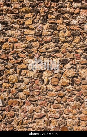 Parete in pietra con contenuto e consistenza di ferro rosso - Mezieres-en-Brenne, Indre (36), Francia. Foto Stock