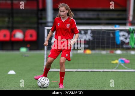 ENSCHEDE, PAESI BASSI - GIUGNO 28: Jarne Teulings del FC Twente durante una sessione di formazione del FC Twente Women presso lo Sportcampus Diekman il 28 giugno 2021 a Enschede, Paesi Bassi. (Foto di Marcel ter Bals/Orange Pictures) Foto Stock