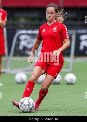 ENSCHEDE, PAESI BASSI - GIUGNO 28: Marisa Olisagers del FC Twente’ durante una sessione di formazione della FC Twente Women presso lo Sportcampus Diekman il 28 giugno 2021 a Enschede, Paesi Bassi. (Foto di Marcel ter Bals/Orange Pictures) Foto Stock