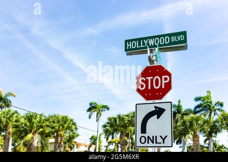 Hollywood, città della Florida nella contea di Broward con strada in giornata di sole nella zona di North Miami Beach con le indicazioni per il viale e la fermata Foto Stock