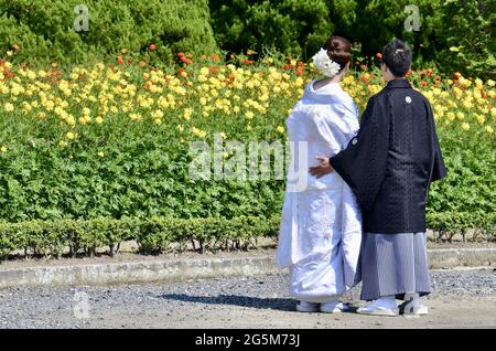 Sposo e sposa giapponese presso il Giardino Botanico di Kyoto Foto Stock
