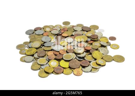 Monete di paesi diversi e denominazioni diverse su sfondo bianco. Primo piano monete europee e americane di paesi diversi. Backgroun Foto Stock