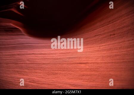 Primo piano astratto di ombre rosa arancio rosso scuro e luce al canyon superiore della scanalatura dell'Antelope con arenaria rocciosa a forma d'onda a Page, Arizona Foto Stock