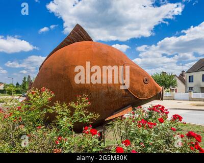 Scultura in metallo carpa (dell'artista CX) nel centro di Michel-en-Brenne, Indre (36), Francia. Foto Stock