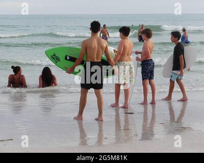 Sarasota, Florida, Stati Uniti. 23 Giugno 2021. Skimboards Zap, skimboards dal 1983. Artigiani e artisti che fanno ogni tavola a Venezia, Florida. Credit: John Marshall Mantel/ZUMA Wire/Alamy Live News Foto Stock