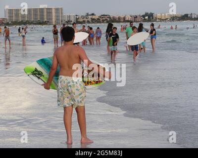 Sarasota, Florida, Stati Uniti. 23 Giugno 2021. Skimboards Zap, skimboards dal 1983. Artigiani e artisti che fanno ogni tavola a Venezia, Florida. Credit: John Marshall Mantel/ZUMA Wire/Alamy Live News Foto Stock