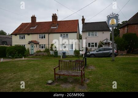 Village verde e segno pub la campana in Southwold Inghilterra forma sedia verde villaggio vecchio segno fuori quercia foto graziose case arte t ciotola cane Foto Stock