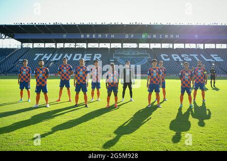 Buriram, Thailandia. 27 Giugno 2021. I giocatori del Port FC posano per una foto prima della partita della AFC Champions League 2021 Group J tra Port FC e Guangzhou F.C. al Buriram Stadium. (Punteggio finale; Port FC 3:0 Guangzhou F.C.) Credit: SOPA Images Limited/Alamy Live News Foto Stock