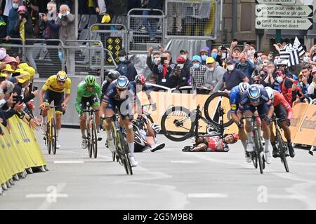 Tour de France 2021 Stage 3 , Lorient to Pontivy.28th June, 2021. A 100m dal traguardo Caleb Ewan (AUS) Lotto Soudal si scontra con Peter Sagan di Bora Hansgrohe mentre Tim Merlier (bel) per Alpecin Fenix vince la tappa e il compagno di squadra Jasper Philipsen arriva secondo e il team Nacer Bouhanni Arkea Samsic terzo. Credit: Peter Goding/Alamy Live News Foto Stock