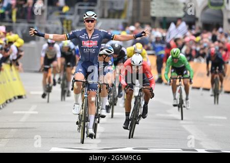 Tour de France 2021 Stage 3 , Lorient to Pontivy.28th June, 2021. A 100m dal traguardo Caleb Ewan (AUS) Lotto Soudal si scontra con Peter Sagan di Bora Hansgrohe mentre Tim Merlier (bel) per Alpecin Fenix vince la tappa e il compagno di squadra Jasper Philipsen arriva secondo e il team Nacer Bouhanni Arkea Samsic terzo. Credit: Peter Goding/Alamy Live News Foto Stock