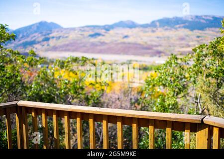 Terrazza ringhiera e bokeh sfondo vista di autunno fogliame alberi gialli in Aspen, Colorado montagne rocciose Foto Stock