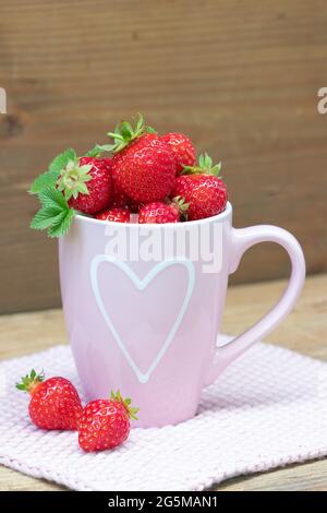 fragole fresche in tazza Foto Stock