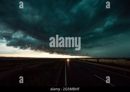 Esslingen, Germania. 28 Giugno 2021. Una tempesta massiccia con una nuvola di scaffali si sposta sulla A8 vicino a Esslingen e Stoccarda. Credit: Alexander Hald/vmd-images/dpa/Alamy Live News Foto Stock