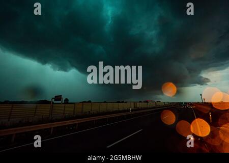 Esslingen, Germania. 28 Giugno 2021. Una tempesta massiccia con una nuvola di scaffali si sposta sulla A8 vicino a Esslingen e Stoccarda. Credit: Alexander Hald/vmd-images/dpa/Alamy Live News Foto Stock