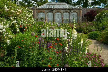 La casa di vetro nel giardino murato di Abbotsford House, ai confini scozzesi, in un giorno estivo soleggiato. Foto Stock