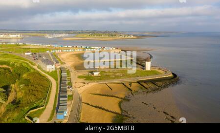 Torre faro di Brightlingsea al tramonto con splendida luce speciale giornata sul mare, Essex, Inghilterra, Regno Unito Foto Stock