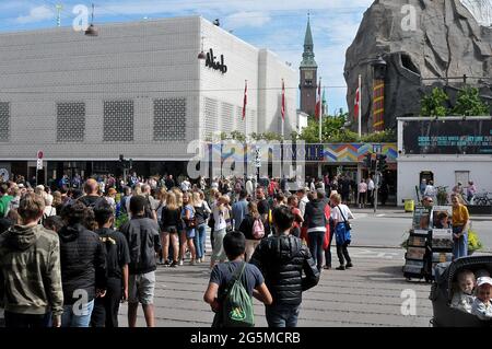 Copenhagen /Danimarca./ 13.June 2019/ .centinaia di visitatori in attesa di entrare a Tivoli Graden nella capitale danese Copenhagen Danimarca. (Foto..Francis Dean Foto Stock