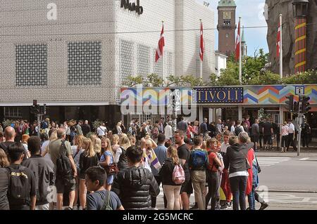 Copenhagen /Danimarca./ 13.June 2019/ .centinaia di visitatori in attesa di entrare a Tivoli Graden nella capitale danese Copenhagen Danimarca. (Foto..Francis Dean Foto Stock