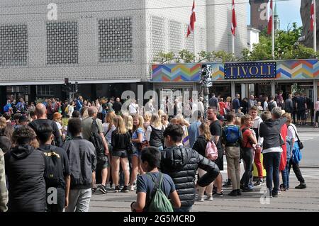 Copenhagen /Danimarca./ 13.June 2019/ .centinaia di visitatori in attesa di entrare a Tivoli Graden nella capitale danese Copenhagen Danimarca. (Foto..Francis Dean Foto Stock