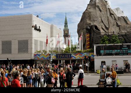Copenhagen /Danimarca./ 13.June 2019/ .centinaia di visitatori in attesa di entrare a Tivoli Graden nella capitale danese Copenhagen Danimarca. (Foto..Francis Dean Foto Stock