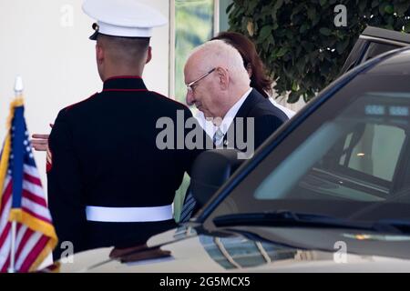 Washington, Stati Uniti. 28 Giugno 2021. Il Presidente d'Israele Reuven Rivlin (R) arriva all'ala ovest della Casa Bianca per un incontro con il Presidente degli Stati Uniti Joe Biden, a Washington, DC, USA, il 28 giugno 2021. Credit: Sipa USA/Alamy Live News Foto Stock