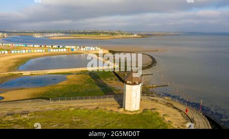 Torre faro di Brightlingsea al tramonto con splendida luce speciale giornata sul mare, Essex, Inghilterra, Regno Unito Foto Stock