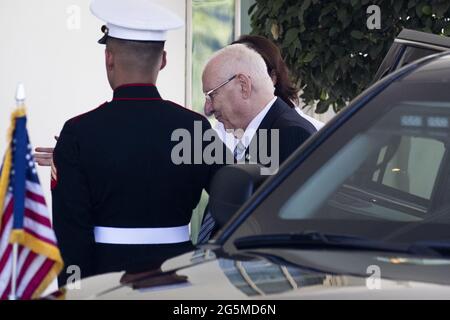 Il Presidente d'Israele Reuven Rivlin (R) arriva all'ala ovest della Casa Bianca per un incontro con il Presidente degli Stati Uniti Joe Biden, a Washington, DC, USA, il 28 giugno 2021. Foto Stock