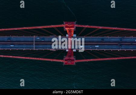 Uccelli aerei occhio dall'alto verso il basso vista delle auto che guidano su un ponte di sospensione su strada multilane sul fiume Tago. Lisbona, Portogallo. Foto Stock