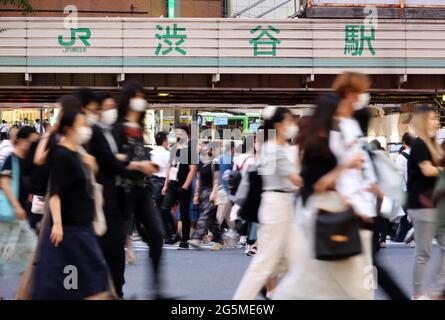 Tokyo, Giappone. 28 Giugno 2021. La gente attraversa una strada nel quartiere della moda Shibuya di Tokyo in mezzo allo scoppio del nuovo coronavirus lunedì 28 giugno 2021. 317 persone sono state infettate con il COVID-19, Tokyo Metropolitan Government annunciato il 28 giugno. Credit: Yoshio Tsunoda/AFLO/Alamy Live News Foto Stock