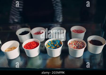 Condimento di gusti diversi per yogurt o gelati surgelati. Foto Stock