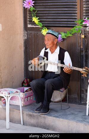 Nelle Mille Grotte di Buddha di Bezeklik, un Uyghur suona il Rawap Foto Stock