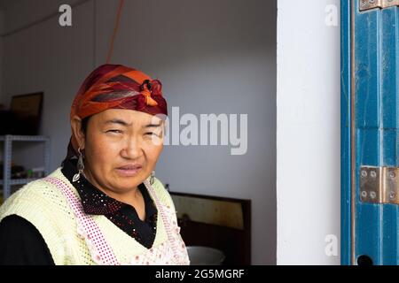 Un nomade si trova all'ingresso della sua cucina Foto Stock