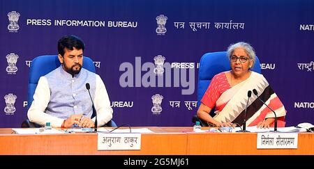 NEW DELHI, INDIA - 28 GIUGNO: Il Ministro delle finanze dell'Unione Nirmala Sitharaman con il Ministro delle finanze e delle imprese Anurag Thakur, durante un briefing sui media presso il National Media Center il 28 giugno 2021 a Nuova Delhi, India. Il ministro delle finanze Nirmala Sitharaman lunedì ha annunciato otto nuovi schemi per dare un impulso ai settori che si ribellano ai sensi delle restrizioni indotte dal Covid-19. In base ai programmi di notizie, il Centro ha esteso una garanzia federale sui prestiti bancari al settore sanitario, mentre l'esonero dalle tasse di visto per 500,000 turisti stranieri per perk up turismo.(Foto da Raj K Raj/Hindustan Times/Sipa USA) Foto Stock