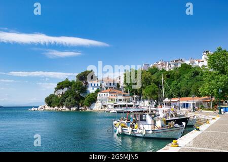 SKIATHOS, GRECIA - 14 giu 2021: Il vecchio porto della città di Skiathos . Estate 2021, vacanze nelle isole della Grecia, isola di Skiathos, Grecia, 6-13- Foto Stock