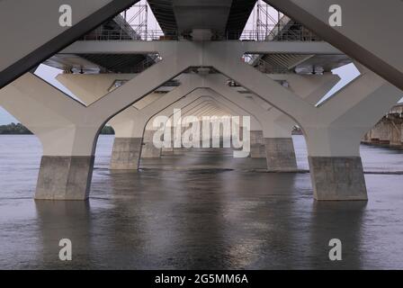 Una vista ingrandita sotto il ponte di Champlain a Montreal. Foto Stock