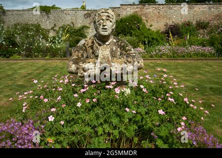 Statua di MR Morris (un personaggio del romanzo di Sir Walter Scott Rob Roy), nei giardini di Abbotsford House ai confini scozzesi. Foto Stock