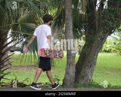 Sarasota, Florida, Stati Uniti. 25 Giugno 2021. Lo skate Park è stato inaugurato nel 2003 e da allora gli skateboarders chiedono luci. Credit: John Marshall Mantel/ZUMA Wire/Alamy Live News Foto Stock