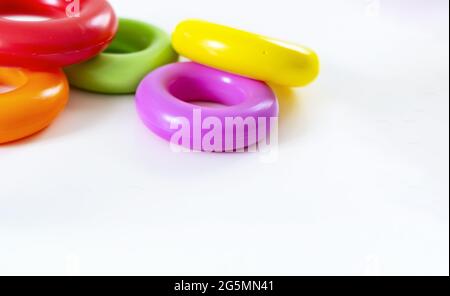 un gruppo di cinque colorati anelli di plastica isolati su uno sfondo bianco. Giocattoli per bambini. Stesse dimensioni per ciascun anello Foto Stock