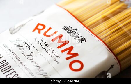 Roma, Italia, 15 novembre 2020: Il logo Rummo stampato sulla confezione trasparente di spaghetti. Famoso marchio italiano nel mercato della pasta. Illus Foto Stock