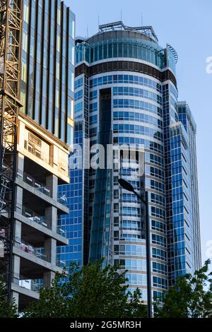 VARSAVIA, POLONIA - 22 giu 2021: Varsavia, Polonia - 6 giugno 2021: Edificio per uffici Torre Spektrum nel quartiere degli affari. Uno degli edifici più alti di Foto Stock