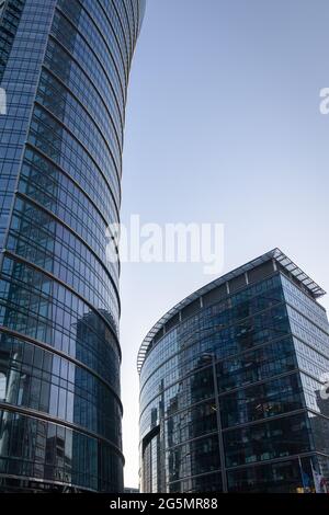 VARSAVIA, POLONIA - 22 giu 2021: Varsavia, Polonia - 6 giugno 2021: Costruzione di uffici Warsaw spire nel quartiere della città. Uno degli edifici più alti di Th Foto Stock