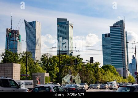 VARSAVIA, POLONIA - 25 maggio 2021: Costruzione dell'edificio più alto dell'Unione europea - Torre Varsi. Foto scattata da un ingorgo di traffico all'ora di punta Foto Stock