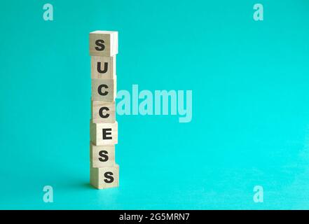 Word Success su cubi di legno impilati in forma di colonna. Sfondo blu, spazio di copia. Foto Stock