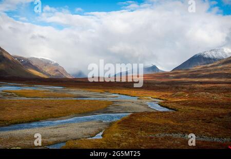 Stupenda vista di una valle attraversata dal sentiero Kungsleden tra Salka e Suni, Lapponia svedese, metà settembre 2020 Foto Stock