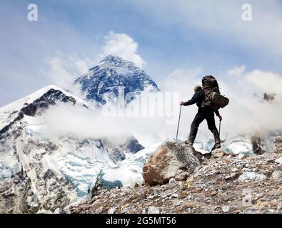 Vista del Monte Everest 8848m da Kala Patthar con turisti sulla strada per il campo base Everest, il parco nazionale Sagarmatha, la valle Khumbu, Solukhumbu, Nepal Foto Stock