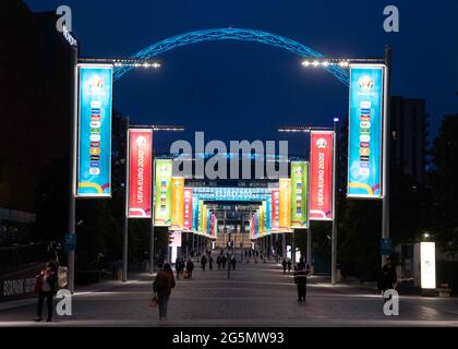 Londra, Regno Unito. 28 Giugno 2021. Calcio: Campionato europeo, nazionale, round di 16, prima della partita Inghilterra - Germania. Le bandiere si trovano sulla Via Olimpica di fronte all'entrata principale dello Stadio di Wembley. Credit: Christian Charisius/dpa - NOTA IMPORTANTE: In conformità con le norme del DFL Deutsche Fußball Liga e/o del DFB Deutscher Fußball-Bund, è vietato utilizzare o utilizzare fotografie scattate nello stadio e/o della partita sotto forma di sequenze fotografiche e/o serie fotografiche di tipo video./dpa/Alamy Live News Foto Stock