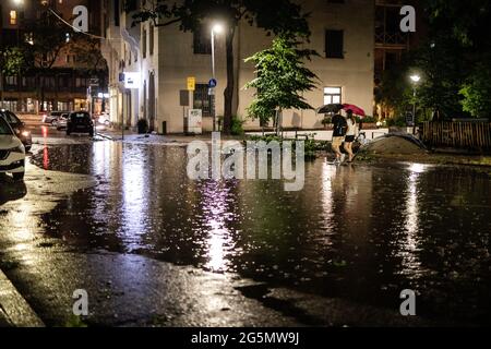 Stoccarda, Germania. 28 Giugno 2021. Una strada nel centro di Stoccarda è allagata. Una tempesta grave ha attraversato ampie parti del Baden-Württemberg, causando ingenti danni. Credit: Christoph Schmidt/dpa/Alamy Live News Foto Stock