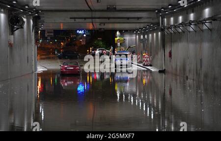 Stoccarda, Germania. 28 Giugno 2021. Un'auto rotta si trova nel Swan Tunnel. Una tempesta grave ha attraversato ampie parti del Baden-Württemberg, causando ingenti danni. Credit: Andreas Rosar/dpa/Alamy Live News Foto Stock